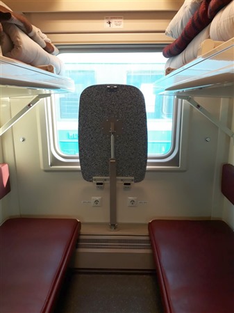 Ресейлік әйелдер колготки киіп, астынан бауы көрініп тұр (порно)