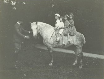 Libejic 1908- Heinrich, Eleonore, Marie & Sophie Schwarzenberg on horseback