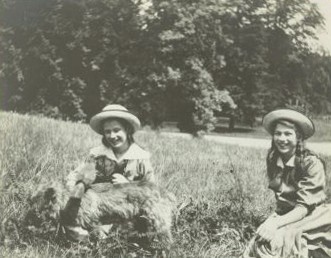 Hlubokla 1915 - Eleonore and Marie Schwarzenberg (sisters of Heinrich) in Hluboka