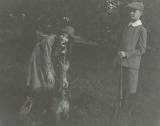 Hluboka 1915- Heinrich Schwarzenberg with his sister Eleonore and a dog