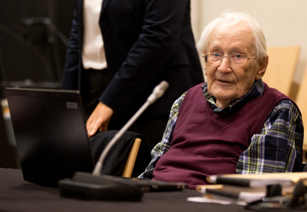 Oskar Groning, 94 ans, condamné à 4 ans de prisonSurnommé « le comptable d’Auschwitz, Oskar Groning a été condamné à 4 ans de prison pour complicité dans la mort de 300 000 personnes. Lors de son procès en avril 2015, il a demandé 