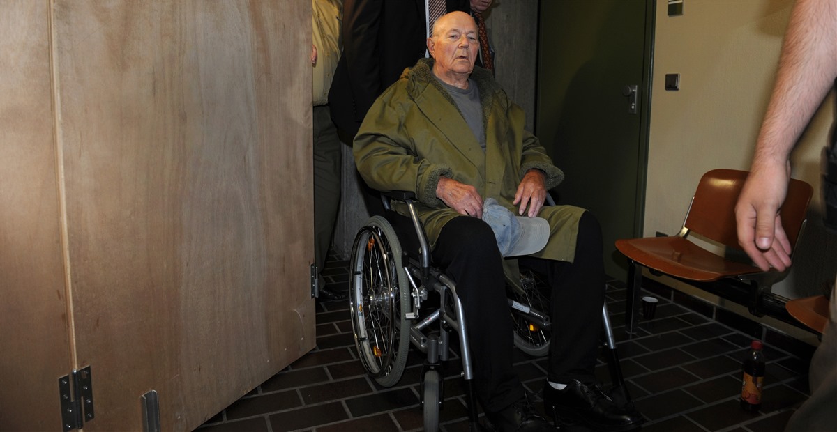 John Demjanjuk meurt avant de purger sa peineEx-gardien de Sobibor,  il a été condamné à 5 ans de prison pour complicité de crime contre l'humanité en 2011. Il est mort en 2012 à l’âge de 91 ans en Bavière (Allemagne). Emigré aux Etats-Unis après la guerre, il avait été extradé en Allemagne en 2009.